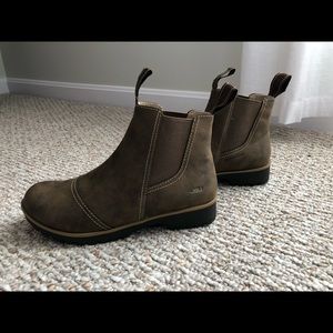 Jambu water resistant booties. Size 7.  New without the box.